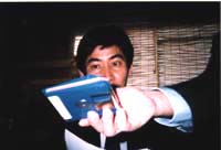 〔写真〕10年前の読めなくなったようなフロッピーでも、押収できそうなものを見つけて大喜び
