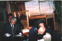 〔写真〕抗議を無視して私信もチェックする