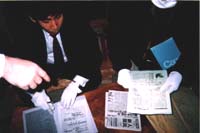 〔写真〕「人民新聞」を押収してどうするの?