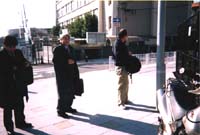 〔写真〕7時間余にわたる家宅捜索でした。最後にお見送りの意味もかねてパチリ。