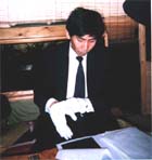 〔写真〕さあ、いよいよ押収品目録作成。やっとボクの出番だ
