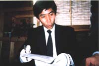〔写真〕この人物は、人民新聞社へのガサ入れ(12/20)にもやって来ることになる。