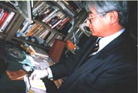 〔写真〕財布の中までも「捜索」!